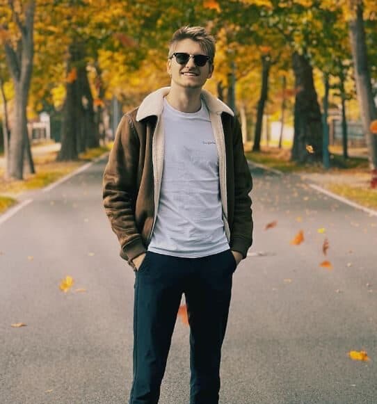 Elias auf einer Allee im Herbst