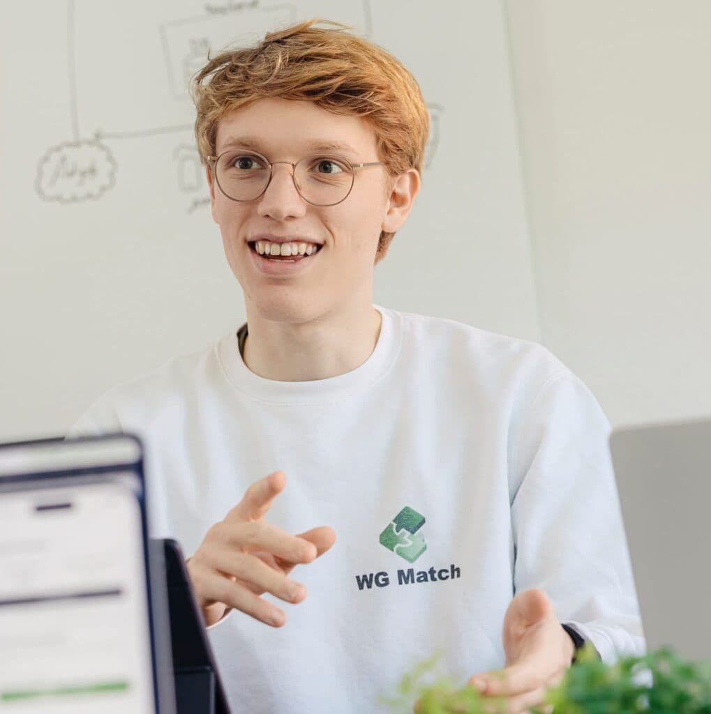 Jason im Gespräch am Schreibtisch
